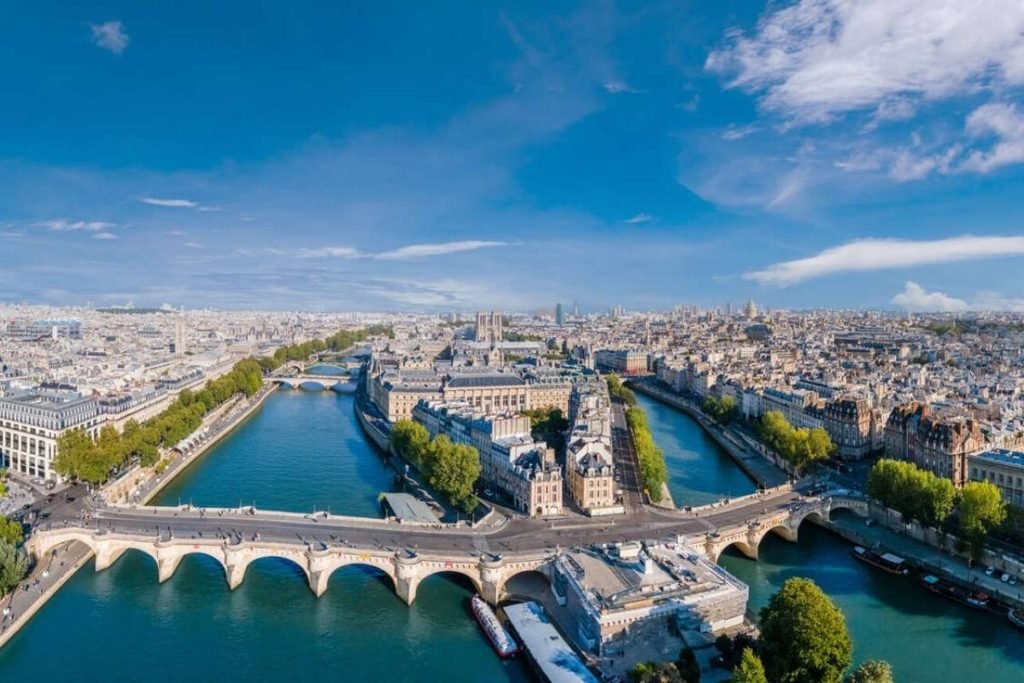  Île de la Cité: monuments beside the Seine